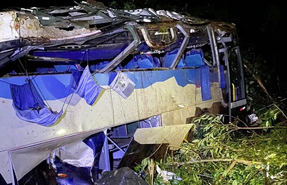 Ônibus cai em ribanceira e deixa 10 mortos e outros 21 feridos