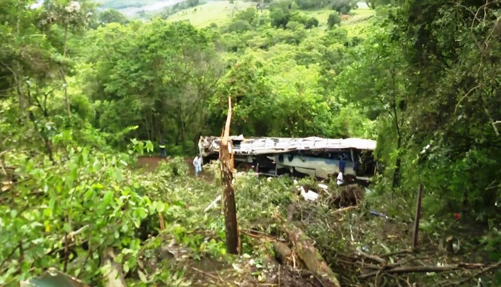 Ônibus cai em ribanceira e deixa 10 mortos e outros 21 feridos