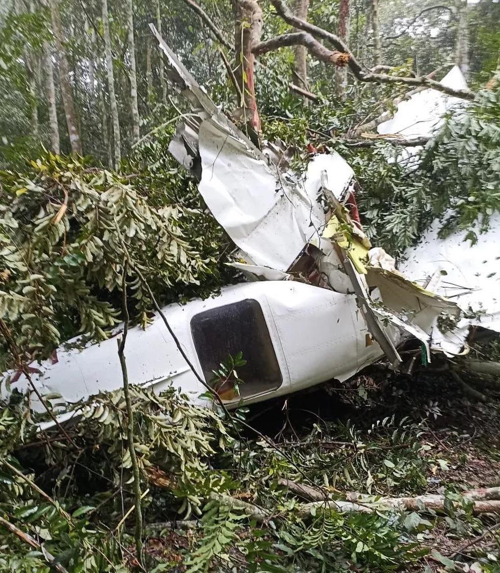 Queda de avião em área de mata piloto e três pessoas da mesma família, em MT