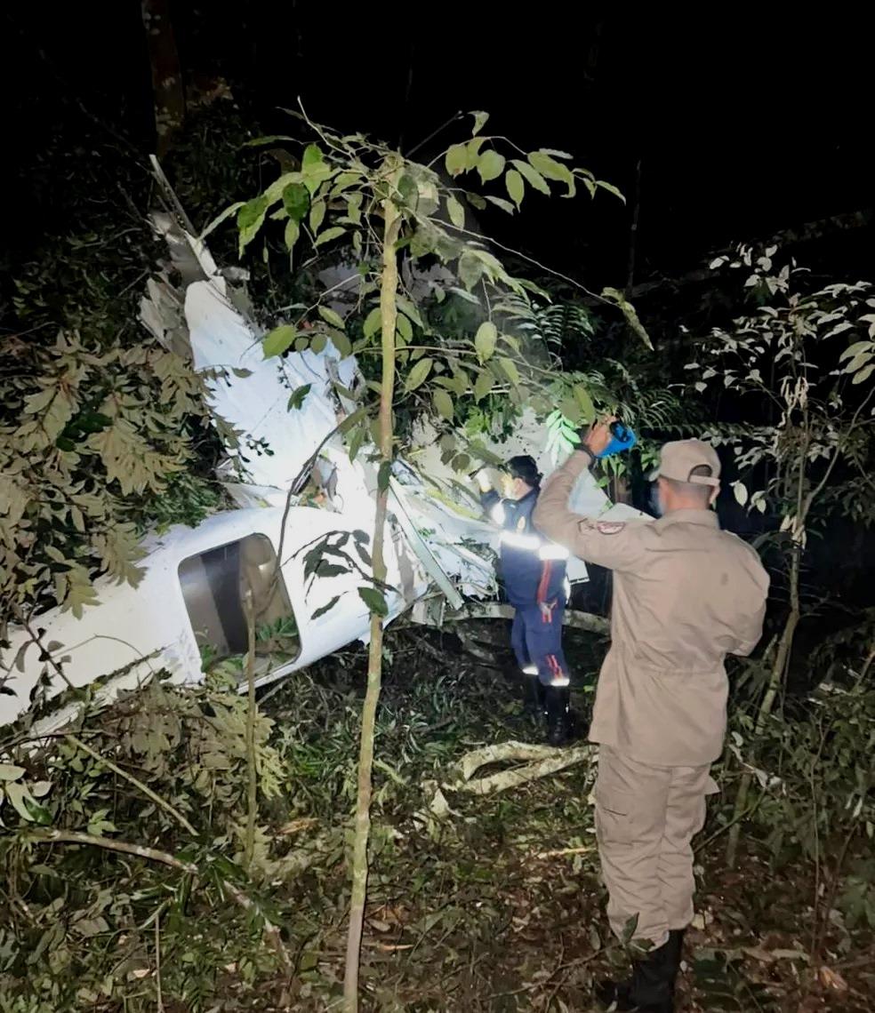 Queda de avião em área de mata piloto e três pessoas da mesma família, em MT