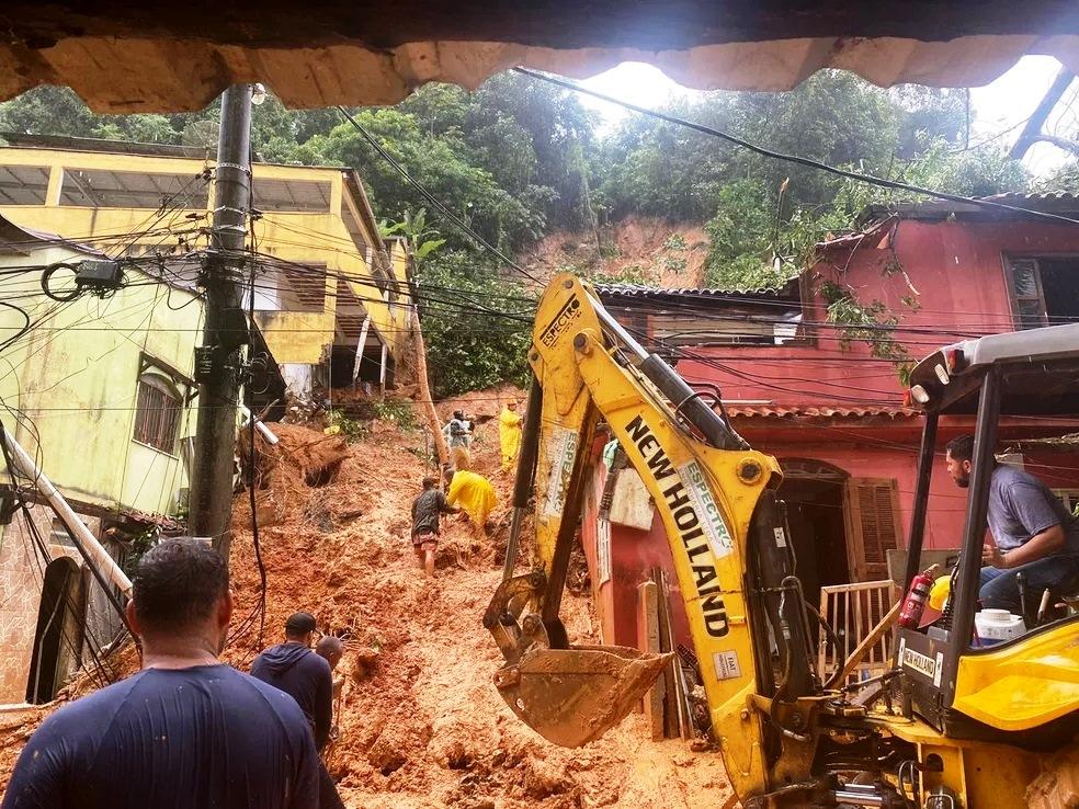 Deslizamento de terra atinge casas e deixa onze moradores desaparecidos em Angra dos Reis, RJ