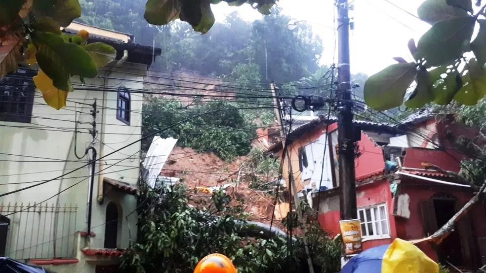 Deslizamento de terra atinge casas e deixa onze moradores desaparecidos em Angra dos Reis, RJ