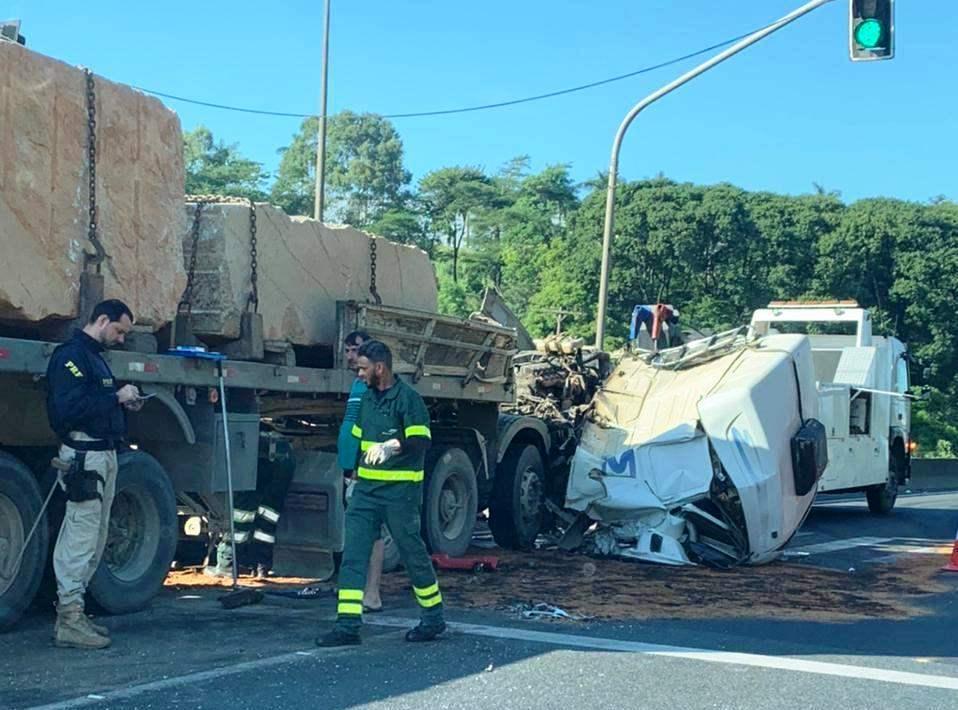 Acidente destrói cabine de caminhão na BR-101 em Viana, ES