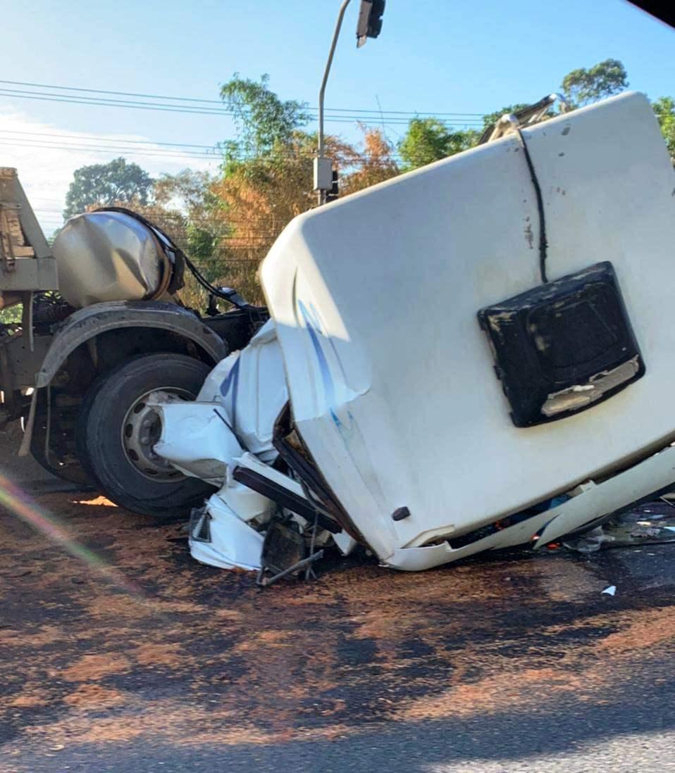 Acidente destrói cabine de caminhão na BR-101 em Viana, ES
