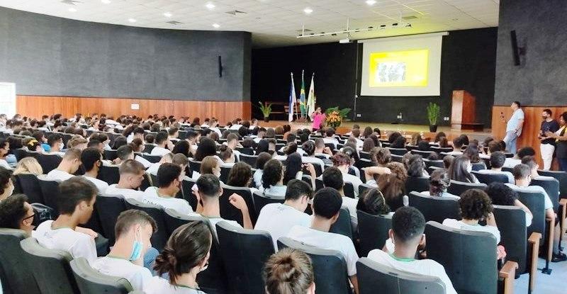 Jacqueline Moraes participa de evento estudantil no Ifes de Alegre