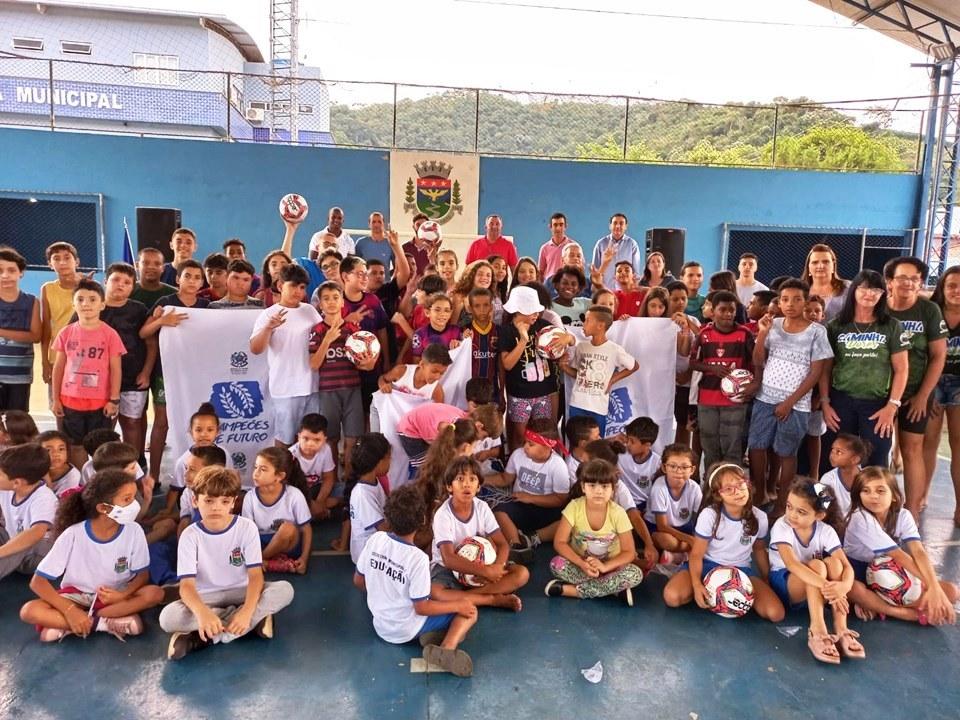 Governo do ES entrega materiais esportivos em Divino de São Lourenço e Dores do Rio Preto