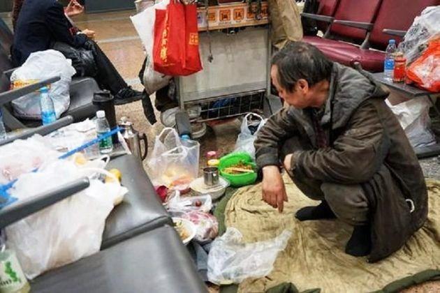 Chinês vive em aeroporto há 14 anos para fumar e beber em paz