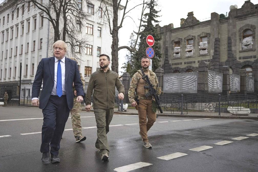 Boris Johnson faz visita-surpresa a Kiev, se reúne com Zelensky e promete aumentar sanções à Rússia