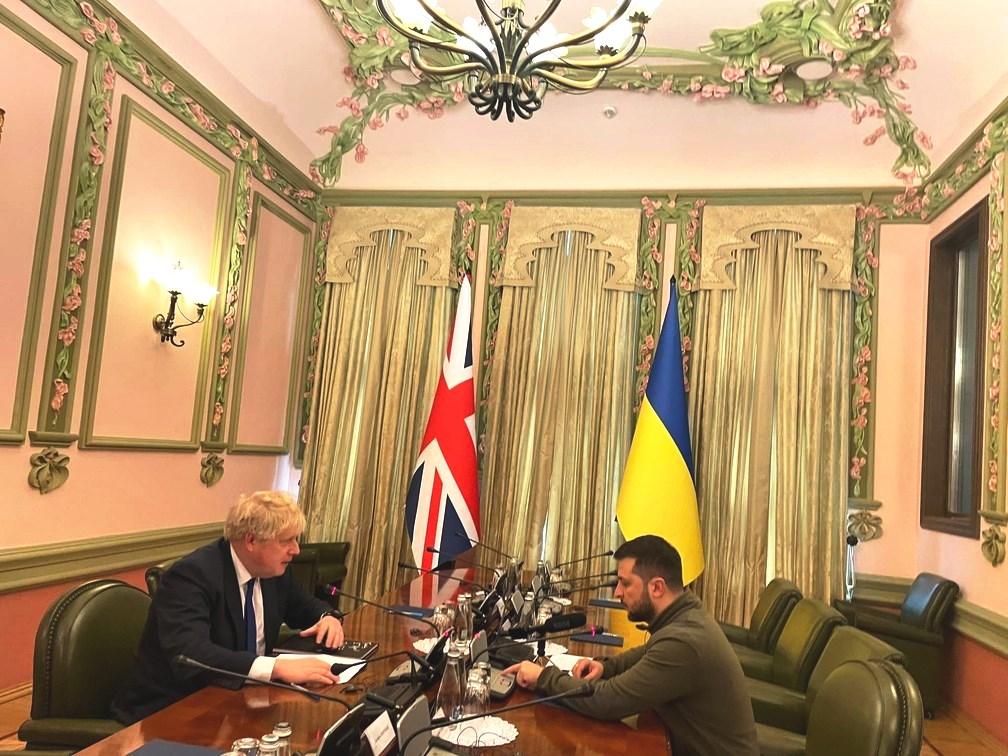 Boris Johnson faz visita-surpresa a Kiev, se reúne com Zelensky e promete aumentar sanções à Rússia