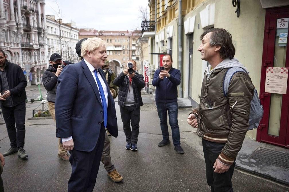 Boris Johnson faz visita-surpresa a Kiev, se reúne com Zelensky e promete aumentar sanções à Rússia