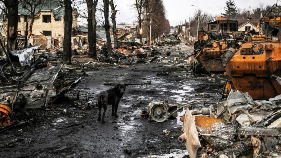 Vala comum com dezenas de corpos é encontrada próxima a Kiev, na Ucrânia