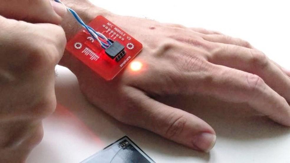 Microchips implantado sob a pele da mão permite pagamento com a mão