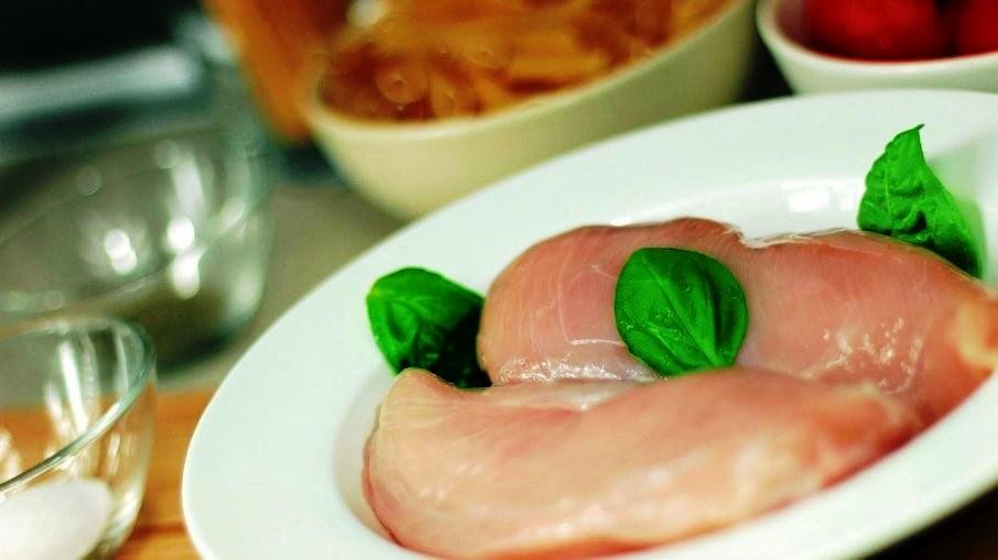 Frango não deve ser lavado antes do preparo, afirma estudo