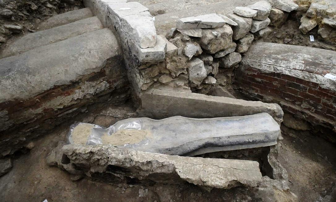 Sarcófago encontrado após incêndio na catedral de Notre-Dame será aberto por arqueólogos