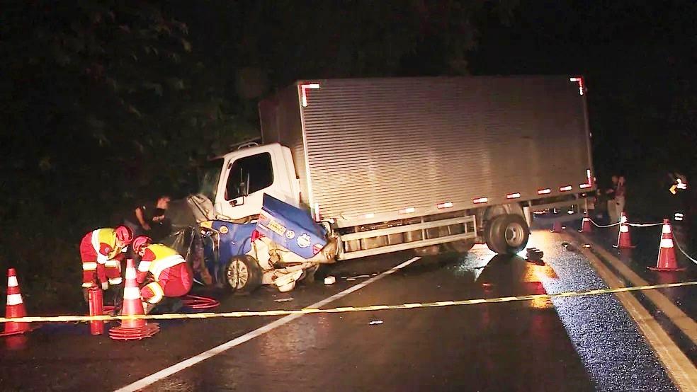 Acidente entre carro e caminhão na BR-101, deixa dois homens mortos no ES