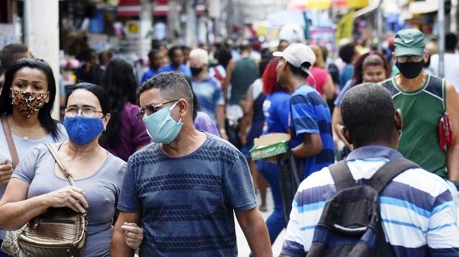 Média de casos de covid-19 fica abaixo de 20 mil pela 1ª vez desde janeiro