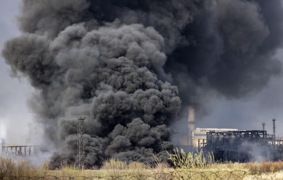 Rússia bombardeia refinaria de petróleo no leste da Ucrânia