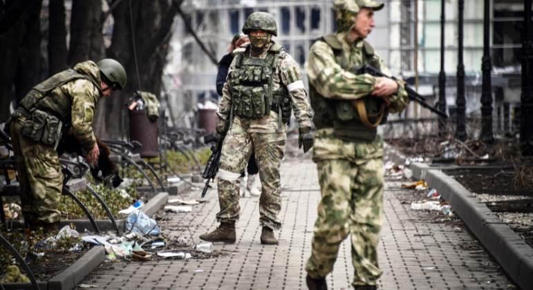 Rússia exige que ucranianos se rendam em Mariupol e faz novo bombardeio perto de Kiev