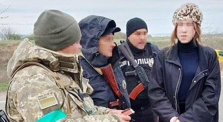 Homem se veste de mulher para não servir ao exército ucraniano