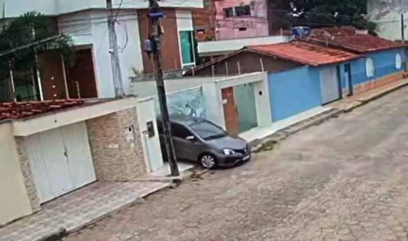 Motorista confunde freio com acelerador e invade casa do vizinho, em Montanha, ES