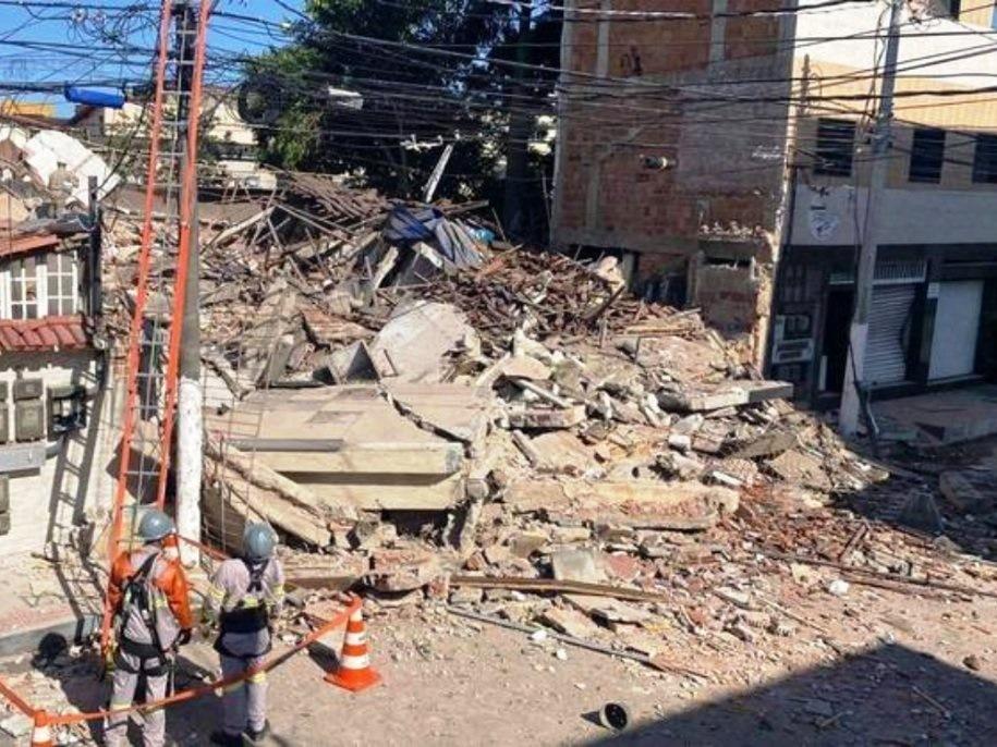Corpo de idoso é achado e número de mortos em desabamento de prédio sobe para três