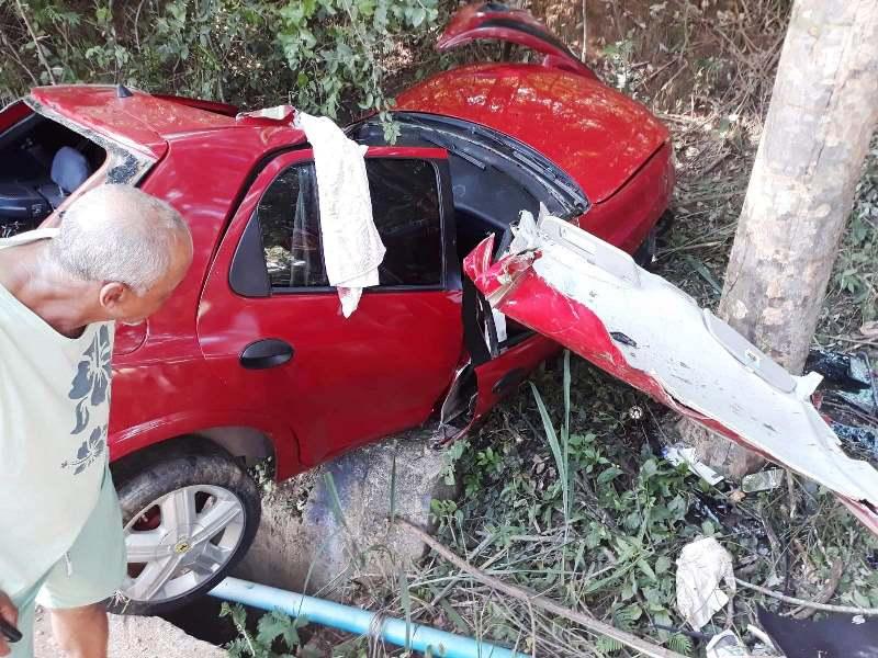 Motorista morre após colidir carro contra árvore em Itaguaçu, ES