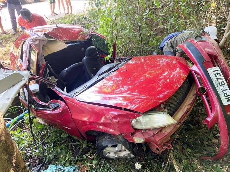 Motorista morre após colidir carro contra árvore em Itaguaçu, ES
