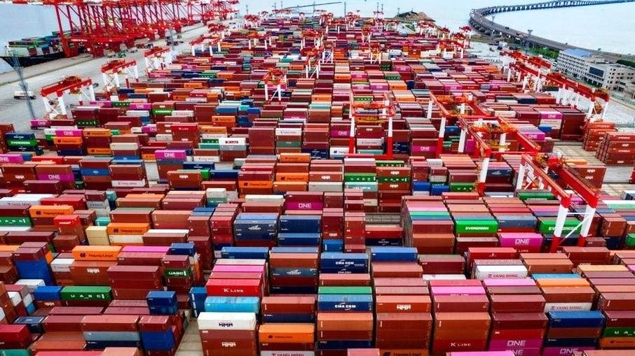 Covid cria congestionamento gigantesco no porto de Xangai, na China