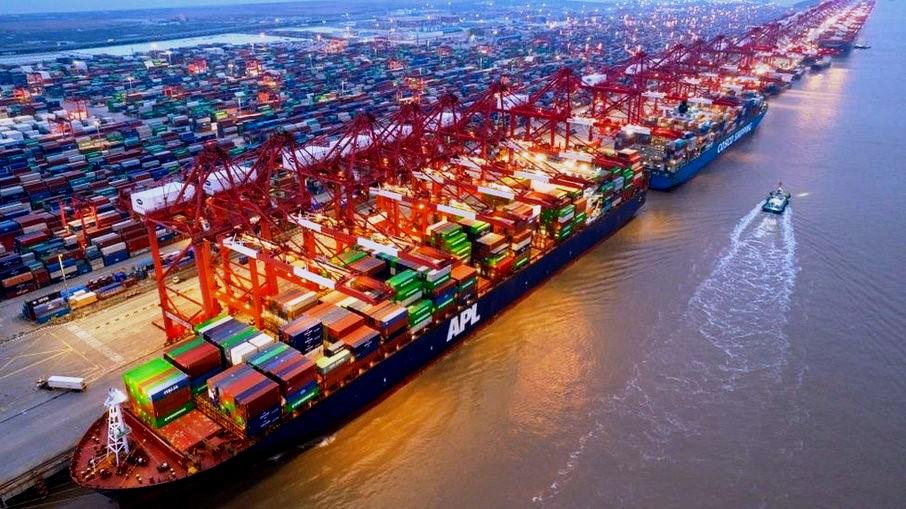 Covid cria congestionamento gigantesco no porto de Xangai, na China