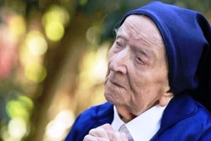 Freira que bebe 1 taça de vinho por dia é agora a mais velha do mundo