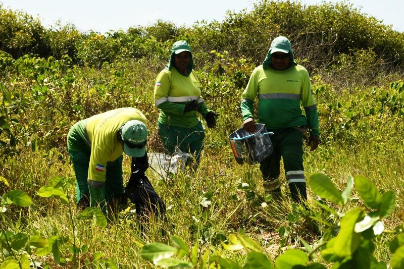 Plantio de mudas de arbustos e palmeiras nativas, inicia oficialmente o Programa Nossa Restinga, em São Mateus, ES