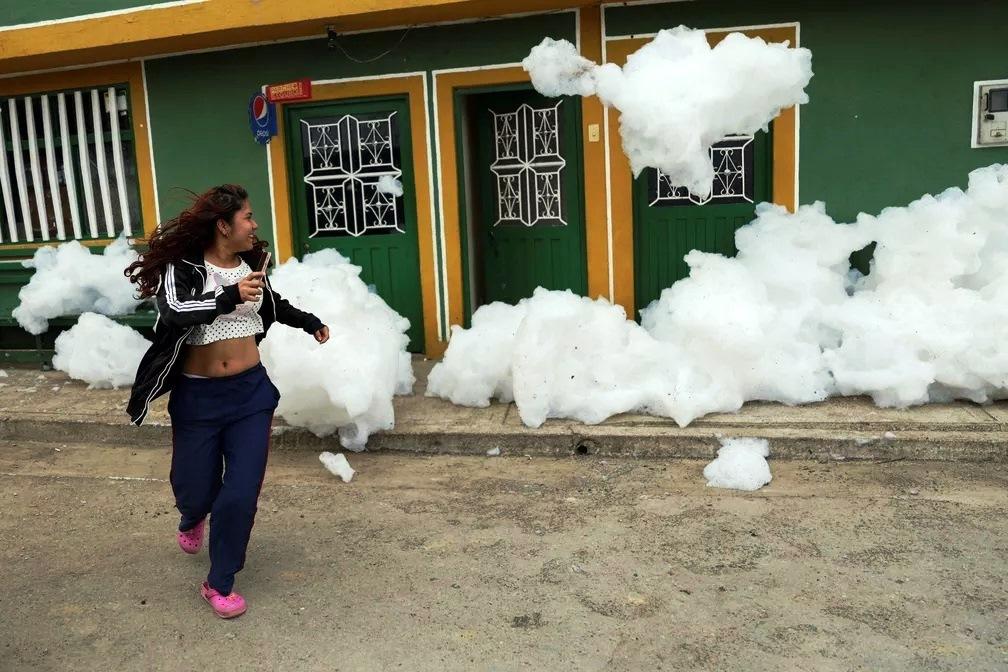 Espuma contaminada de rio poluído ‘invade’ cidade na Colômbia