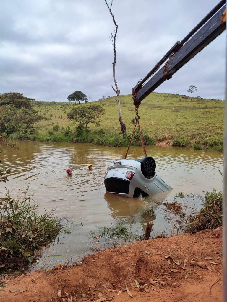 Quatro pessoas que voltavam de festa de aniversário morrem após carro cair em lago