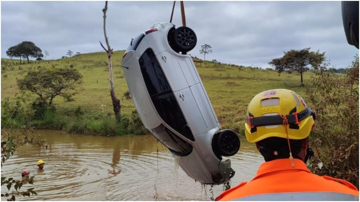 Quatro pessoas que voltavam de festa de aniversário morrem após carro cair em lago