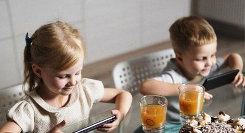 Uso excessivo de telas por crianças pode causar depressão e transtornos psiquiátricos