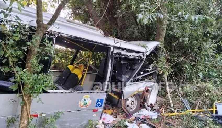 Acidente com ônibus da saúde deixa sete pessoas mortas e 13 ficam feridas