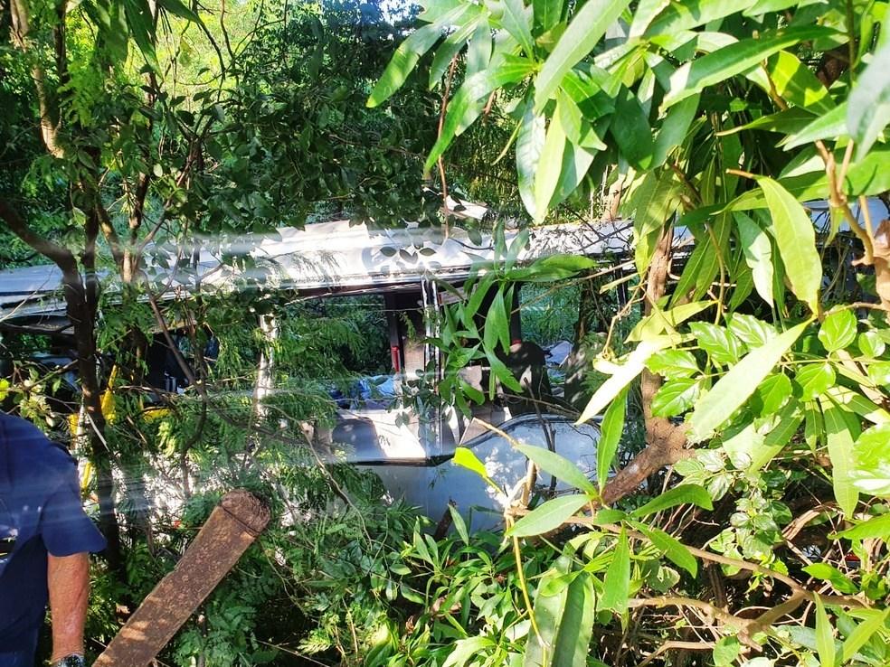 Acidente com ônibus da saúde deixa sete pessoas mortas e 13 ficam feridas