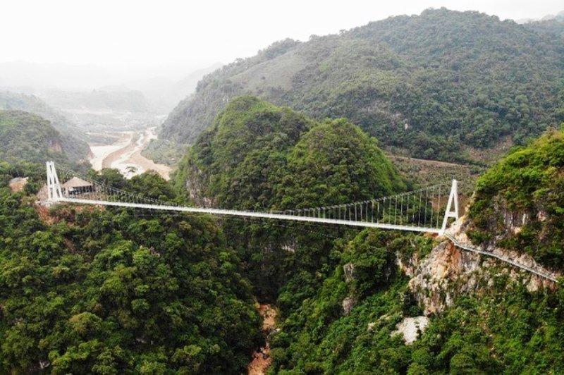 Maior ponte de vidro no mundo é inaugurada no Vietnã