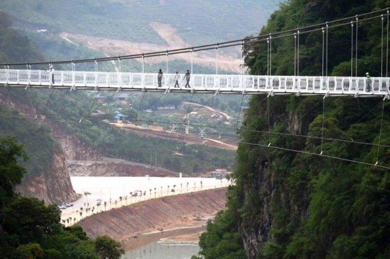 Maior ponte de vidro no mundo é inaugurada no Vietnã