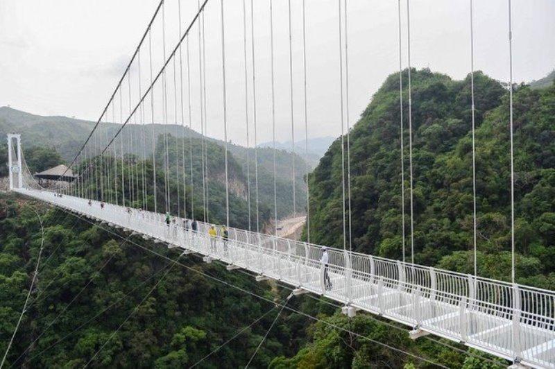 Maior ponte de vidro no mundo é inaugurada no Vietnã