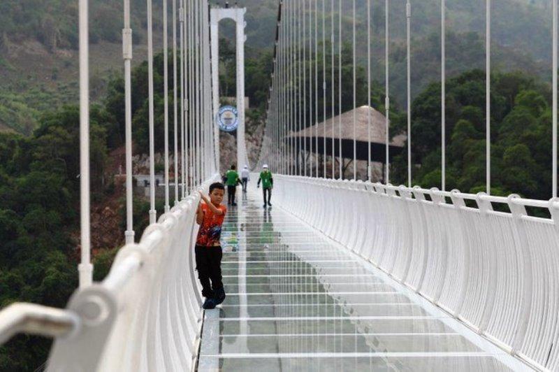 Maior ponte de vidro no mundo é inaugurada no Vietnã