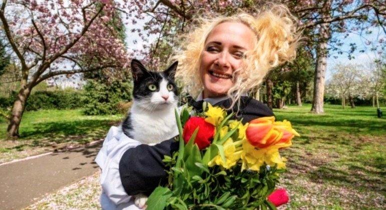 Mulher casa com gata de estimação para contornar proibições de donos de apartamentos