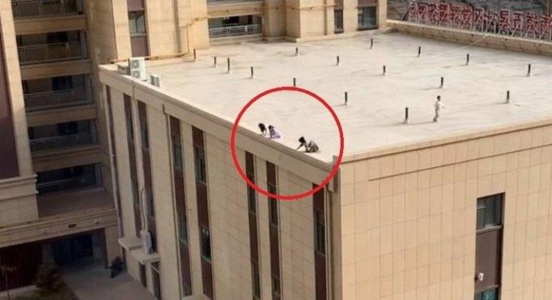 Crianças andam de patins no terraço de prédio de três andares