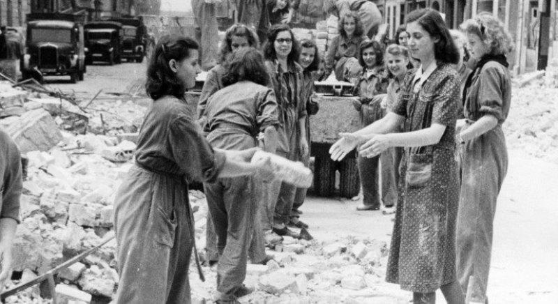 Mulheres dos escombros: A participação feminina esquecida na reconstrução pós-guerra