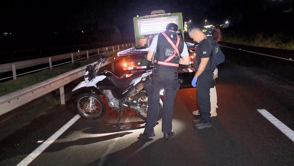 Mulher de 41 anos morre em acidente de moto na BR-101, no ES