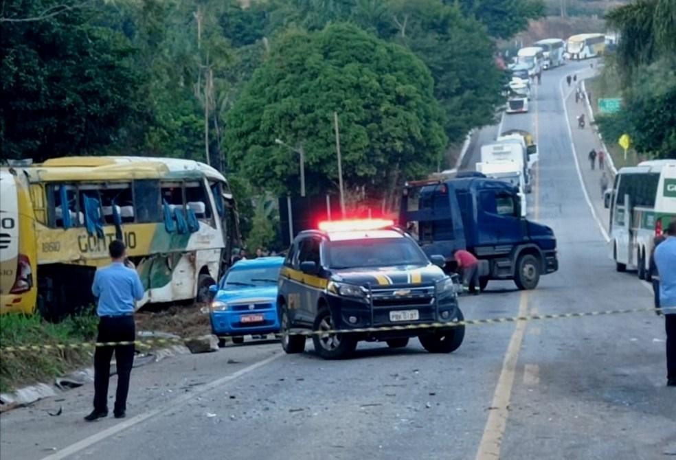 Acidente entre ônibus e carro de passeio deixa cinco mortos no ES