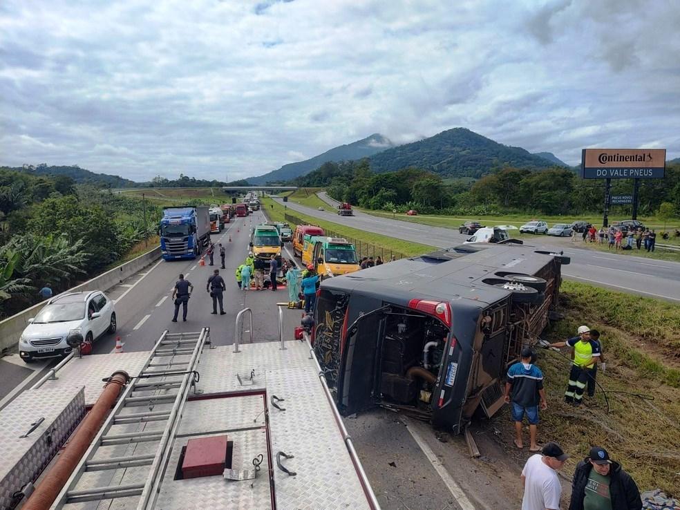 Cantor Conrado está internado em estado grave após acidente com ônibus