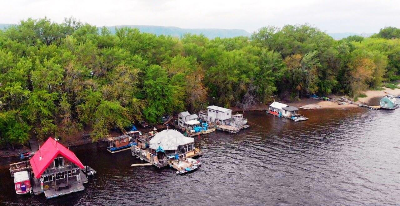 Americano constrói a própria casa em um vilarejo flutuante