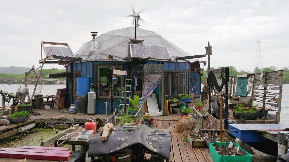 Americano constrói a própria casa em um vilarejo flutuante