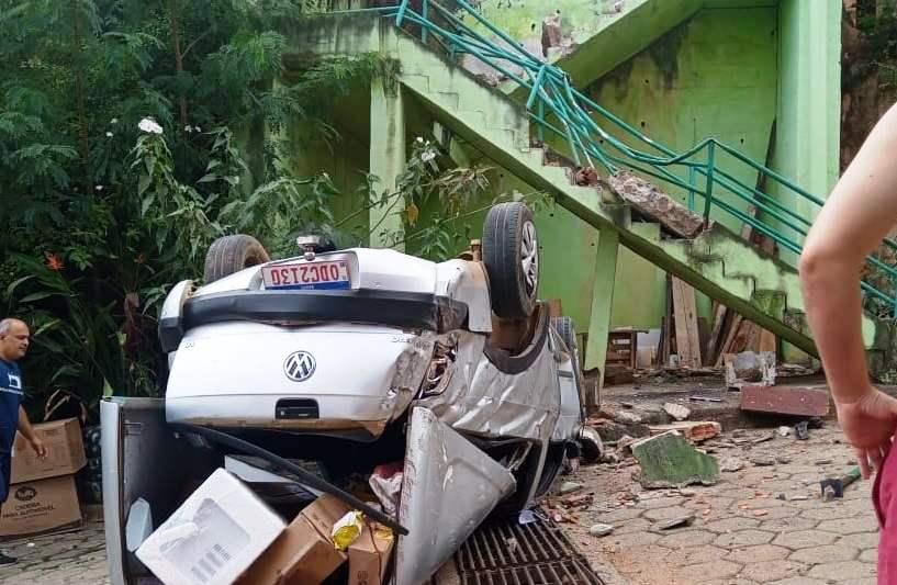 Carro cai de escadaria e fica com rodas para cima em Colatina, ES